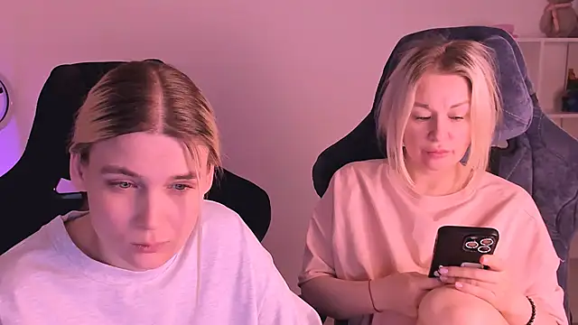 Snapshot of hotblonds chatting on January 6, 5:08 am hotblonds online show from January 6, 5:08 am