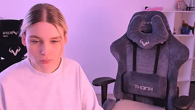 Snapshot of hotblonds chatting on January 11, 11:34 am hotblonds online show from January 11, 11:34 am