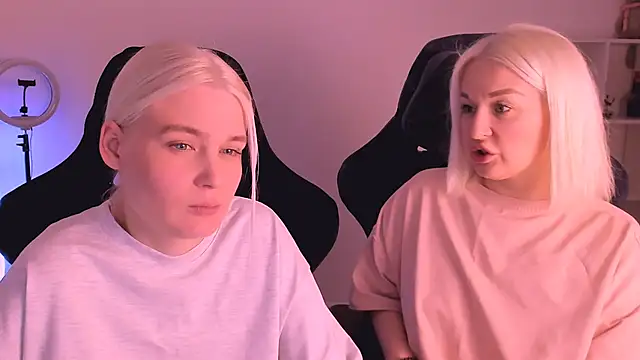 Snapshot of hotblonds chatting on January 20, 6:21 am hotblonds online show from January 20, 6:21 am