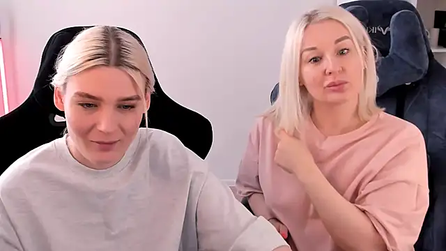 Snapshot of hotblonds chatting on February 23, 10:17 am hotblonds online show from February 23, 10:17 am