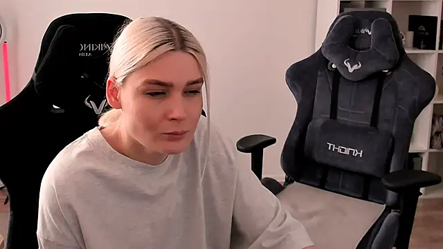 Snapshot of hotblonds chatting on February 23, 1:21 pm hotblonds online show from February 23, 1:21 pm