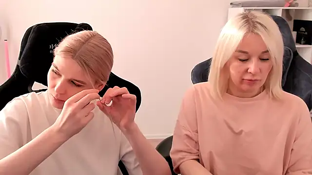 Snapshot of hotblonds chatting on March 7, 2:01 pm hotblonds online show from March 7, 2:01 pm