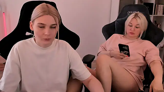 Snapshot of hotblonds chatting on March 8, 10:00 am hotblonds online show from March 8, 10:00 am