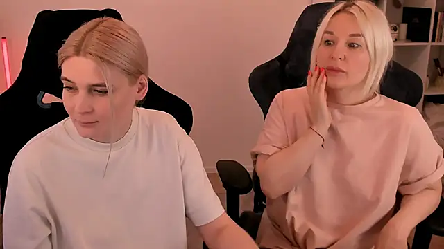 Snapshot of hotblonds chatting on March 8, 2:30 pm hotblonds online show from March 8, 2:30 pm