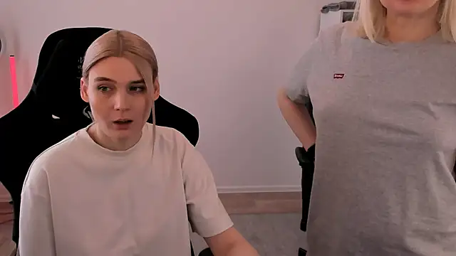 Snapshot of hotblonds chatting on March 10, 10:15 am hotblonds online show from March 10, 10:15 am