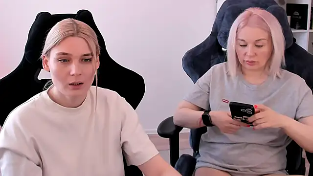 Snapshot of hotblonds chatting on March 15, 10:03 am hotblonds online show from March 15, 10:03 am