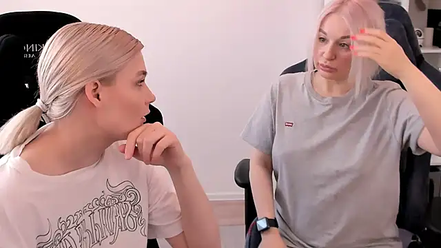 Snapshot of hotblonds chatting on March 17, 10:17 am hotblonds online show from March 17, 10:17 am