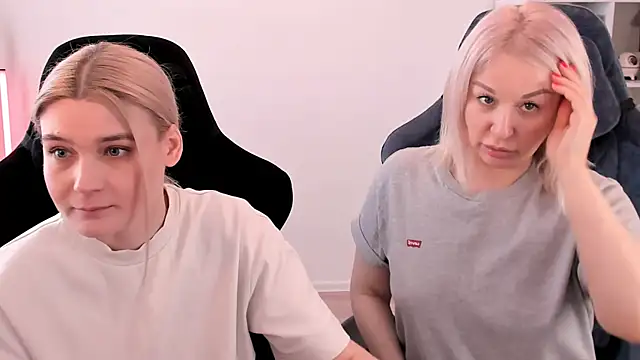 Snapshot of hotblonds chatting on March 21, 10:39 am hotblonds online show from March 21, 10:39 am