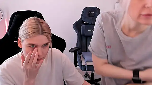 Snapshot of hotblonds chatting on March 22, 10:06 am hotblonds online show from March 22, 10:06 am