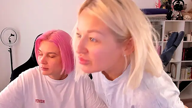 Snapshot of hotblonds chatting on September 19, 10:38 am hotblonds online show from September 19, 10:38 am