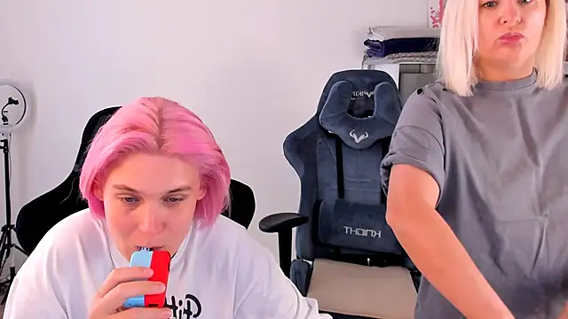 Snapshot of hotblonds chatting on September 20, 10:27 am hotblonds online show from September 20, 10:27 am