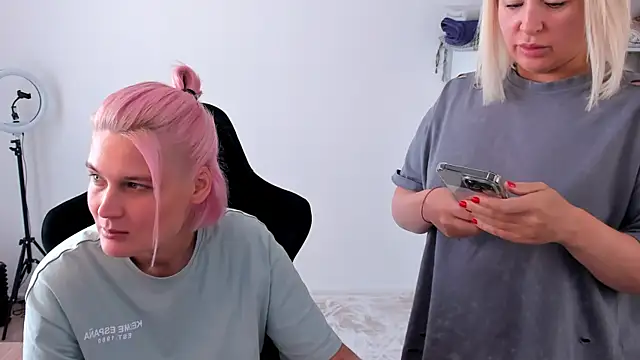 Snapshot of hotblonds chatting on September 27, 10:53 am hotblonds online show from September 27, 10:53 am