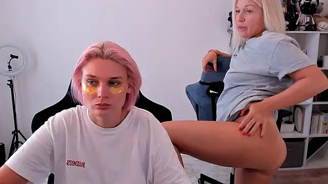 Snapshot of hotblonds chatting on October 4, 10:13 am hotblonds online show from October 4, 10:13 am