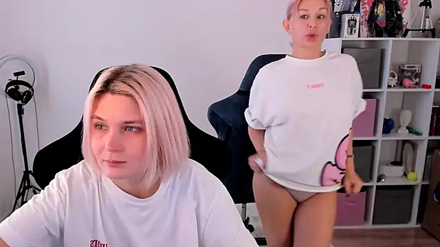 Snapshot of hotblonds chatting on November 10, 11:09 am hotblonds online show from November 10, 11:09 am