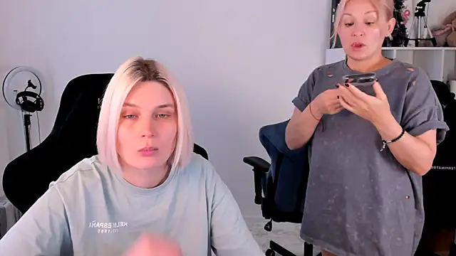 Snapshot of hotblonds chatting on November 17, 10:10 am hotblonds online show from November 17, 10:10 am