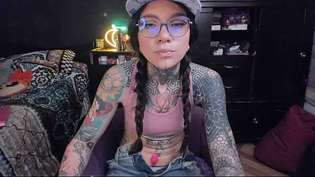 Snapshot of Lilmarieee chatting on February 5, 12:20 am Lilmarieee online show from February 5, 12:20 am