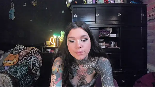 Snapshot of Lilmarieee chatting on February 6, 10:10 pm Lilmarieee online show from February 6, 10:10 pm