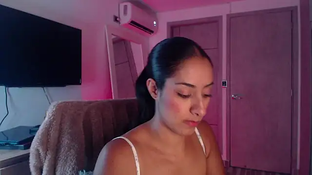 Snapshot of Brown_skin11 chatting on November 6, 9:15 pm Brown skin11 online show from November 6, 9:15 pm