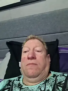 Snapshot of tomtom111111 chatting on December 7, 8:22 am tomtom111111 online show from December 7, 8:22 am