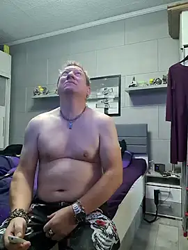 Snapshot of tomtom111111 chatting on January 4, 10:49 am tomtom111111 online show from January 4, 10:49 am