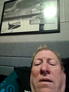 Snapshot of tomtom111111 chatting on October 3, 2:03 pm tomtom111111 online show from October 3, 2:03 pm