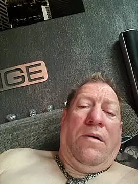 Snapshot of tomtom111111 chatting on October 19, 10:05 am tomtom111111 online show from October 19, 10:05 am