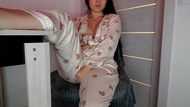 Snapshot of Lili_asian chatting on December 7, 11:01 pm Lili asian online show from December 7, 11:01 pm