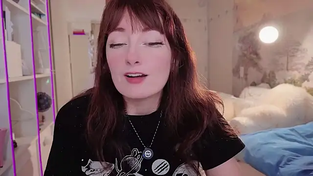 Snapshot of Cissy_Glitter chatting on June 13, 7:34 pm Cissy Glitter online show from June 13, 7:34 pm