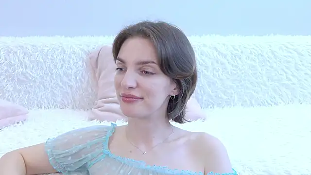 Snapshot of Beauty_Alex chatting on April 25, 3:09 am Beauty Alex online show from April 25, 3:09 am