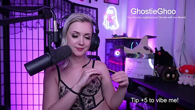 Snapshot of GhostieGhoo chatting on May 21, 11:56 pm GhostieGhoo online show from May 21, 11:56 pm