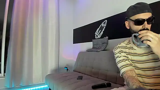 Snapshot of MattxFeet chatting on December 23, 11:17 pm MattxFeet online show from December 23, 11:17 pm