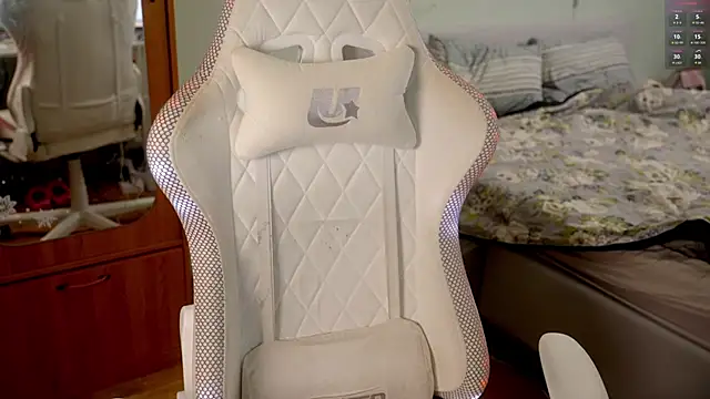 ho1yho1e online show from April 8, 9:26 pm