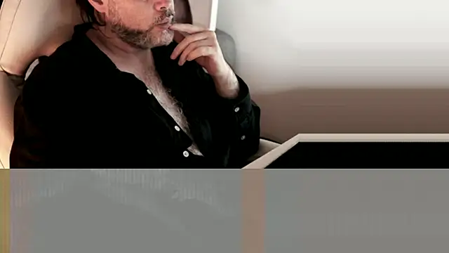 Snapshot of Sanders_White chatting on December 31, 1:47 am Sanders White online show from December 31, 1:47 am