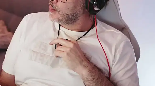 Snapshot of Sanders_White chatting on February 23, 2:07 am Sanders White online show from February 23, 2:07 am