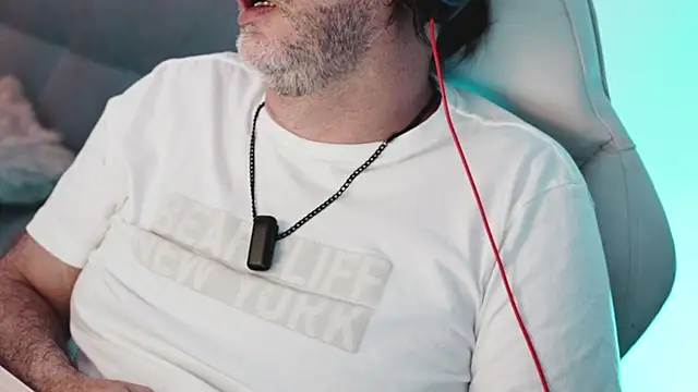 Snapshot of Sanders_White chatting on February 23, 5:12 am Sanders White online show from February 23, 5:12 am