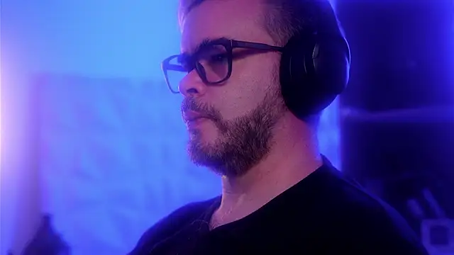 Snapshot of Sanders_White chatting on December 18, 4:29 am Sanders White online show from December 18, 4:29 am