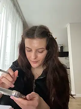 little belucci online show from December 10, 12:05 pm