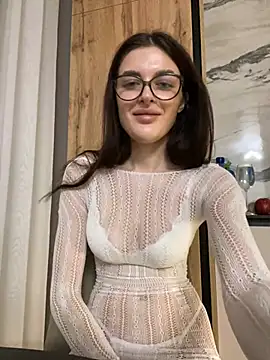 little belucci online show from December 25, 4:54 pm