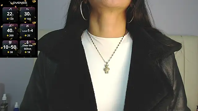 Snapshot of amy_le01 chatting on August 6, 1:35 pm amy le01 online show from August 6, 1:35 pm