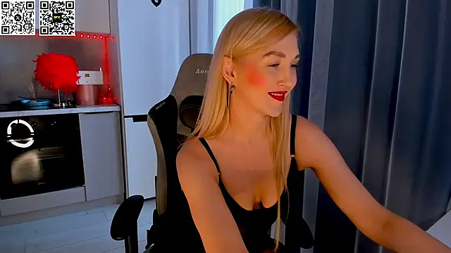 Snapshot of HotyPlays chatting on February 22, 9:34 am HotyPlays online show from February 22, 9:34 am