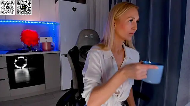 Snapshot of HotyPlays chatting on March 3, 5:39 pm HotyPlays online show from March 3, 5:39 pm