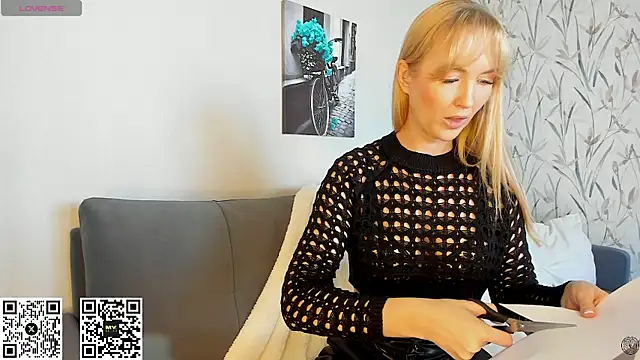 Snapshot of HotyPlays chatting on September 14, 12:15 pm HotyPlays online show from September 14, 12:15 pm