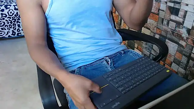 Snapshot of sexatlexx chatting on October 16, 2:40 pm sexatlexx online show from October 16, 2:40 pm