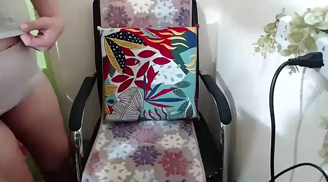 Snapshot of Skinny_regie99xxx chatting on February 21, 2:38 pm Skinny regie99xxx online show from February 21, 2:38 pm