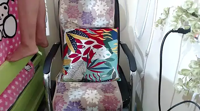 Snapshot of Skinny_regie99xxx chatting on February 27, 12:23 pm Skinny regie99xxx online show from February 27, 12:23 pm