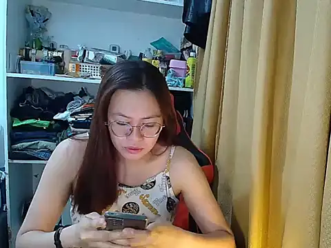 crizzybel online show from April 7, 8:20 pm