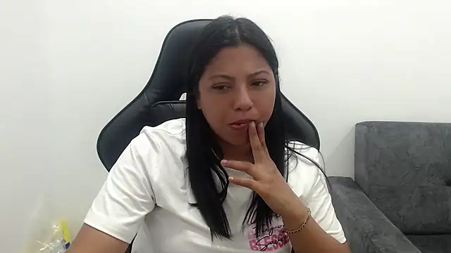 Snapshot of Leylafourniert chatting on June 29, 5:57 pm Leylafourniert online show from June 29, 5:57 pm
