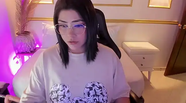 Snapshot of lucy26_ chatting on March 11, 8:30 am lucy26 online show from March 11, 8:30 am