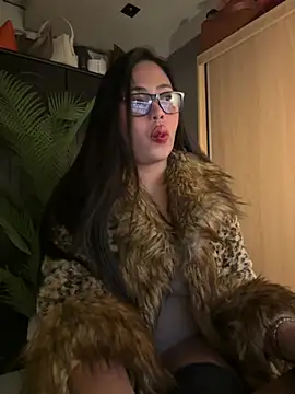 Snapshot of BigDominaMia chatting on April 24, 3:09 am BigDominaMia online show from April 24, 3:09 am