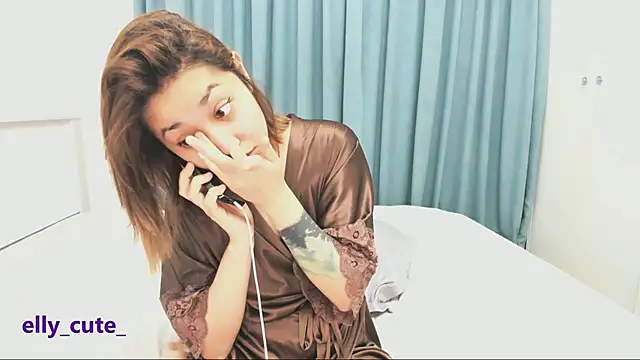 Snapshot of Elly_Cute chatting on November 4, 9:58 pm Elly Cute online show from November 4, 9:58 pm